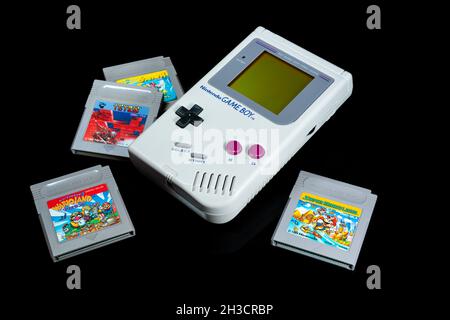 Fukuoka, Japan - 19. september 2021 : nintendo Game Boy und Game Boy Color mit verschiedenen Spielkassetten isoliert auf schwarzem Hintergrund Stockfoto