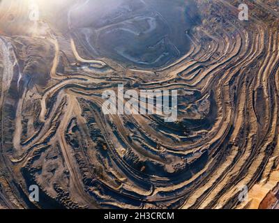 Tagebau in Bergbau- und Verarbeitungsanlage, Luftaufnahme. Stockfoto