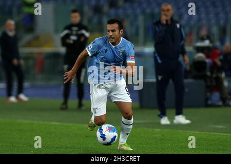 Rom, Italien. Oktober 2021. Pedro (Lazio) während der Serie A Spiel zwischen SS Lazio gegen ACF Fiorentina im Stadio Olimpico am 27. Oktober 2021 in Rom, Italien. (Foto von Giuseppe Fama/Pacific Press) Quelle: Pacific Press Media Production Corp./Alamy Live News Stockfoto