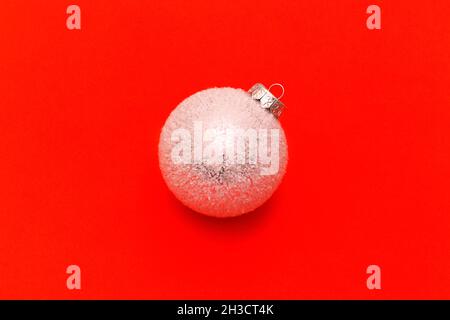 Weiße weihnachtskugeln auf rotem Hintergrund mit Platz für Text Stockfoto