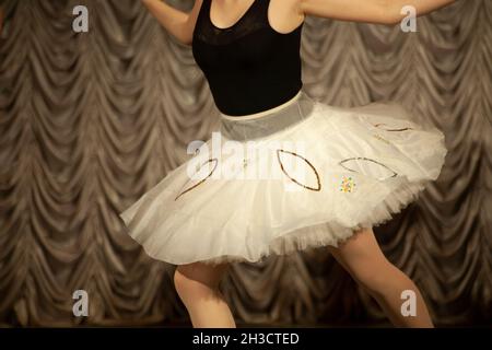 Weißes Tutu an der Ballerina. Mädchentanz. Aufführung im Theater. Bühnenbekleidung. Tanzbewegung. Choreografie-Unterricht. Stockfoto