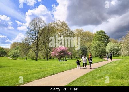 Menschen, die an einem schönen Frühlingstag im Green Park spazieren gehen, London, England, Großbritannien Stockfoto