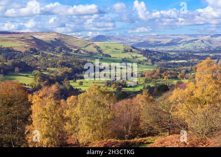 Ein sonniger landschaftlicher Blick im Herbst von Hathersage auf Hope Valley, Mam Tor und Lose Hill, Peak District National Park, Derbyshire, England, Großbritannien Stockfoto