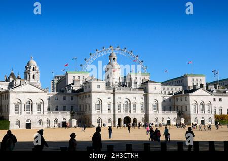 Horse Guards Building mit London Eye im Hintergrund, Horse Guards Parade, vor Whitehall, Central London, England, VEREINIGTES KÖNIGREICH Stockfoto