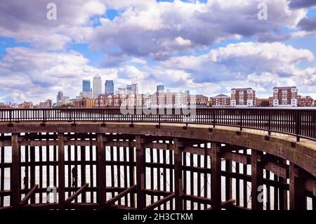 Blick vom Shadwell Basin in Londons Tower Hamlets über die Themse auf die Apartments am Flussufer und die Skyline von Canary Wharf. East London, England, Großbritannien Stockfoto