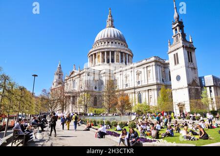 St Paul's Cathedral und ein überfüllter Festgarten unter wolkenlosem, blauem Himmel, London, England, Großbritannien Stockfoto