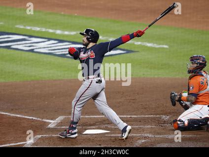 Houston, USA. Oktober 2021. Atlanta Braves Catcher Travis d'Arnaud trifft im zweiten Inning im zweiten Spiel gegen die Houston Astros in der MLB World Series im Minute Maid Park in Houston, Texas, am Mittwoch, den 27. Oktober 2021, einen Solo-Heimlauf. Foto von Johnny Angelillo/UPI Credit: UPI/Alamy Live News Stockfoto