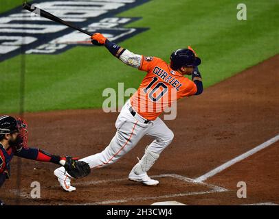 Houston, USA. Oktober 2021. Houston Astros Yuli Gurriel trifft eine Single im 2. Inning im zweiten Spiel gegen die Atlanta Braves in der MLB World Series im Minute Maid Park in Houston, Texas am Mittwoch, 27. Oktober 2021. Foto von Maria Lysaker/UPI Kredit: UPI/Alamy Live News Stockfoto