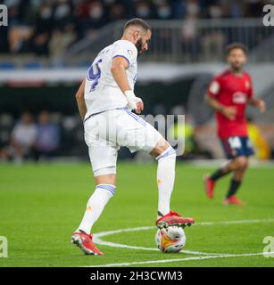 Estadio Santiago Bernabeu, Madrid, Spanien. Oktober 2021. La Liga, Real Madrid CF gegen Club Atletico Osasuna; Karim Benzema steuert den Ball Kredit: Action Plus Sports/Alamy Live News Stockfoto