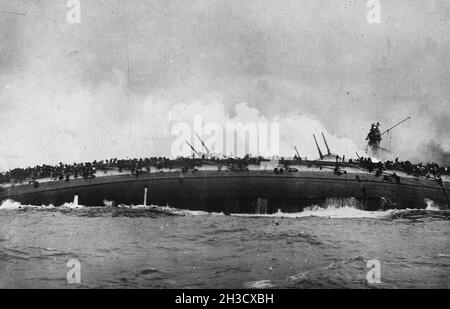 Eine dramatische Szene aus der Schlacht am Dogger Bank am 24. Januar 1915. Der deutsche Kreuzer Blücher sank mit dem Verlust von fast tausend Matrosen. Dieses Foto wurde vom Deck des britischen Cruiser Arethusia aufgenommen. Stockfoto