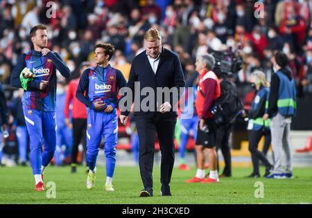 Madrid, Spanien. Oktober 2021. Der Barcelonas Ronald Koeman (3. L) reagiert nach einem Fußballspiel der spanischen 1. Liga zwischen dem FC Barcelona und Rayo Vallecano am 27. Oktober 2021 in Madrid, Spanien. Kredit: Gustavo Valiente/Xinhua/Alamy Live Nachrichten Stockfoto