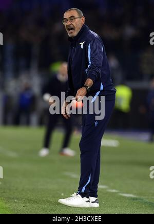 Rom, Italien. Oktober 2021. Der Cheftrainer von Latium, Maurizio Sarri, zeigt sich während eines Fußballspiels zwischen Latium und Fiorentina in Rom, Italien, am 27. Oktober 2021. Quelle: Alberto Lingria/ Xinhua/Alamy Live News Stockfoto