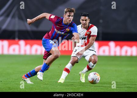 Madrid, Spanien. Oktober 2021. Eric Garcia (L) aus Barcelona tritt am 27. Oktober 2021 bei einem Fußballspiel der spanischen First Division zwischen dem FC Barcelona und Rayo Vallecano in Madrid, Spanien, an. Kredit: Gustavo Valiente/Xinhua/Alamy Live Nachrichten Stockfoto