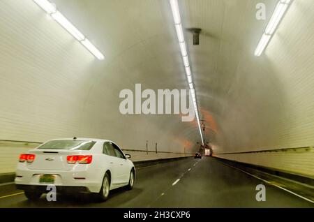 Der Verkehr verläuft auf der Interstate 10 durch den George C. Wallace Tunnel, 23. Oktober 2021, in Mobile, Alabama. Stockfoto