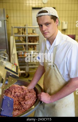 Daaden, Deutschland. Oktober 2021. Der Auszubildende Veit Benfer betreibt einen Schneider in der Metzgerei von Dirk Schmidt. Das Unternehmen in Daaden (Kreis Altenkirchen) beschäftigt 30 Mitarbeiter, davon 5 Auszubildende. (An dpa: 'Speeddating and Azubi Car - Creative advertising for New Blood'). Quelle: Thomas Frey/dpa/Alamy Live News Stockfoto