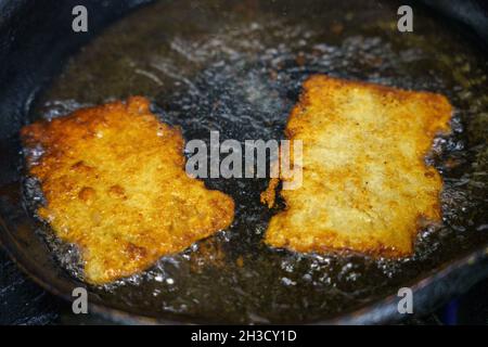 19. Oktober 2021, Hessen, Frankfurt/Main: Ein paniertes veganes 'Frankfurter Schnitzel' wird gebraten. Das Eichkatzerl, eine der ältesten Apfelweinkneipen Sachsenhausens, bietet das Frankfurter Schnitzel als vegane Version an. (To dpa: 'Sojaschnitzel auch im traditionellen Pub - 'Markt wächst'') Foto: Andreas Arnold/dpa Stockfoto