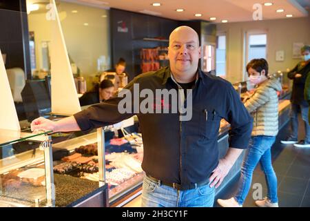 Daaden, Deutschland. Oktober 2021. Metzgermeister Dirk Schmidt steht in seinem Verkaufsraum. Das Unternehmen in Daaden (Kreis Altenkirchen) beschäftigt 30 Mitarbeiter, davon 5 Auszubildende. (An dpa: 'Speeddating and Azubi Car - Creative advertising for New Blood'). Quelle: Thomas Frey/dpa/Alamy Live News Stockfoto