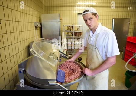 Daaden, Deutschland. Oktober 2021. Der Auszubildende Veit Benfer betreibt einen Schneider in der Metzgerei von Dirk Schmidt. Das Unternehmen in Daaden (Kreis Altenkirchen) beschäftigt 30 Mitarbeiter, davon 5 Auszubildende. (An dpa: 'Speeddating and Azubi Car - Creative advertising for New Blood'). Quelle: Thomas Frey/dpa/Alamy Live News Stockfoto