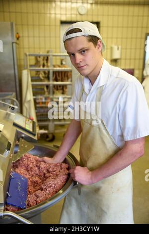 Daaden, Deutschland. Oktober 2021. Der Auszubildende Veit Benfer betreibt einen Schneider in der Metzgerei von Dirk Schmidt. Das Unternehmen in Daaden (Kreis Altenkirchen) beschäftigt 30 Mitarbeiter, davon 5 Auszubildende. (An dpa: 'Speeddating and Azubi Car - Creative advertising for New Blood'). Quelle: Thomas Frey/dpa/Alamy Live News Stockfoto