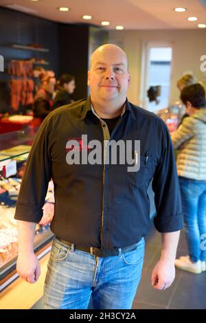 Daaden, Deutschland. Oktober 2021. Metzgermeister Dirk Schmidt steht in seinem Verkaufsraum. Das Unternehmen in Daaden (Kreis Altenkirchen) beschäftigt 30 Mitarbeiter, davon 5 Auszubildende. (An dpa: 'Speeddating and Azubi Car - Creative advertising for New Blood'). Quelle: Thomas Frey/dpa/Alamy Live News Stockfoto