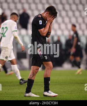 Turin, Italien. Oktober 2021. Paulo Dybala des FC Juventus reagiert während eines Fußballspiels der Serie A zwischen dem FC Juventus und Sassuolo in Turin, Italien, am 27. Oktober 2021. Quelle: Federico Tardito/Xinhua/Alamy Live News Stockfoto