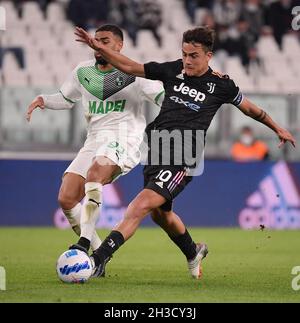 Turin, Italien. Oktober 2021. Der FC Juventus' Paulo Dybala (R) spielt mit dem Gregoire Defrel von Sassuolo während eines Fußballspiels zwischen dem FC Juventus und Sassuolo in Turin, Italien, am 27. Oktober 2021. Quelle: Federico Tardito/Xinhua/Alamy Live News Stockfoto