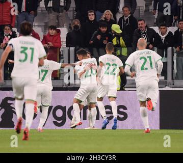 Turin, Italien. Oktober 2021. Die Spieler von Sassuolo feiern das Tor am 27. Oktober 2021 bei einem Fußballspiel der Serie A zwischen dem FC Juventus und Sassuolo in Turin, Italien. Quelle: Federico Tardito/Xinhua/Alamy Live News Stockfoto