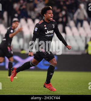 Turin, Italien. Oktober 2021. Weston McKennie des FC Juventus feiert sein Tor am 27. Oktober 2021 in Turin, Italien, bei einem Fußballspiel der Serie A zwischen dem FC Juventus und Sassuolo. Quelle: Federico Tardito/Xinhua/Alamy Live News Stockfoto