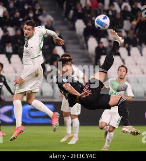 Turin, Italien. Oktober 2021. Paulo Dybala (R) des FC Juventus versucht am 27. Oktober 2021 bei einem Fußballspiel der Serie A zwischen dem FC Juventus und Sassuolo in Turin, Italien, einen Overhead-Kick. Quelle: Federico Tardito/Xinhua/Alamy Live News Stockfoto