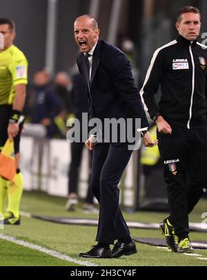 Turin, Italien. Oktober 2021. Der Cheftrainer des FC Juventus, Massimiliano Allegri (2. R), ist am 27. Oktober 2021 in Turin, Italien, bei einem Fußballspiel der Serie A zwischen dem FC Juventus und Sassuolo zu sehen. Quelle: Federico Tardito/Xinhua/Alamy Live News Stockfoto