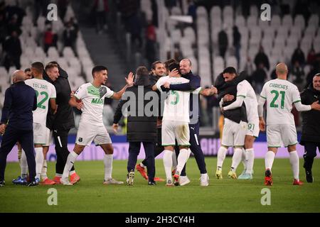 Turin, Italien. Oktober 2021. Die Spieler von Sassuolo feiern am 27. Oktober 2021 nach einem Fußballspiel der Serie A zwischen dem FC Juventus und Sassuolo in Turin, Italien. Quelle: Federico Tardito/Xinhua/Alamy Live News Stockfoto