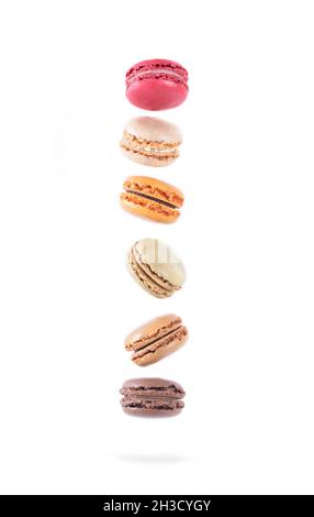 Fallen bunte Süße Macarons isoliert auf weißem Hintergrund. Hochwertige Fotos Stockfoto
