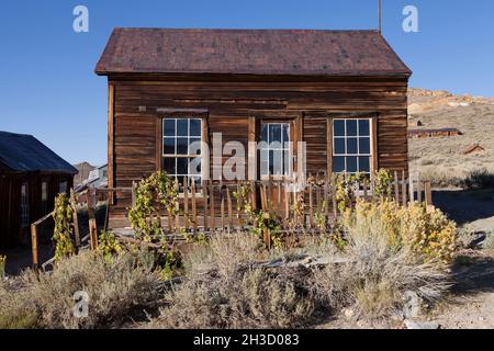 Haus mit einem Zaun entlang der Green Street in der Geisterstadt Bodie im Bodie State Park. Stockfoto