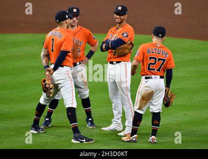 Houston, USA. Oktober 2021. Die Mitglieder des Houston Astros Infield warten auf eine Pitching-Änderung im 7. Inning von Spiel zwei gegen die Atlanta Braves in der MLB World Series im Minute Maid Park in Houston, Texas am Mittwoch, 27. Oktober 2021. Foto von Maria Lysaker/UPI Kredit: UPI/Alamy Live News Stockfoto