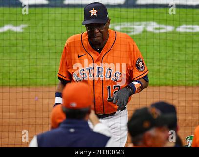 Houston, USA. Oktober 2021. Houston Astros-Manager Dusty Baker Jr. kehrt zum Dugout zurück, nachdem er am Mittwoch, den 27. Oktober 2021, im 7. Inning von Spiel zwei gegen die Atlanta Braves in der MLB World Series im Minute Maid Park in Houston, Texas, einen Pitching-Wechsel vorgenommen hatte. Foto von Maria Lysaker/UPI Kredit: UPI/Alamy Live News Stockfoto