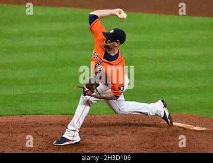 Houston, USA. Oktober 2021. Houston Astros Relief Pitcher Ryan Pressly wirft im 8. Inning im zweiten Spiel gegen die Atlanta Braves in der MLB World Series im Minute Maid Park in Houston, Texas am Mittwoch, 27. Oktober 2021. Foto von Maria Lysaker/UPI. Kredit: UPI/Alamy Live Nachrichten Stockfoto