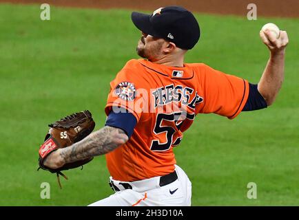 Houston, USA. Oktober 2021. Houston Astros Relief Pitcher Ryan Pressly wirft im 8. Inning im zweiten Spiel gegen die Atlanta Braves in der MLB World Series im Minute Maid Park in Houston, Texas am Mittwoch, 27. Oktober 2021. Foto von Maria Lysaker/UPI. Kredit: UPI/Alamy Live Nachrichten Stockfoto