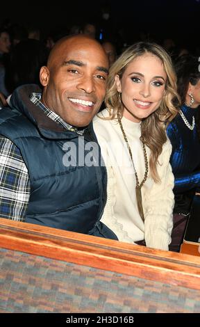 Tiki Barber und seine Frau Traci Lynn Johnson, die eine neue Hausfrau bei den New Jersey Housewives sein wird, besuchen am 27. Oktober 2021 die Komödie Joe Gorga in Carolines am Broadway in New York, New York, USA. Robin Platzer/ Twin Images/ Credit: SIPA USA/Alamy Live News Stockfoto