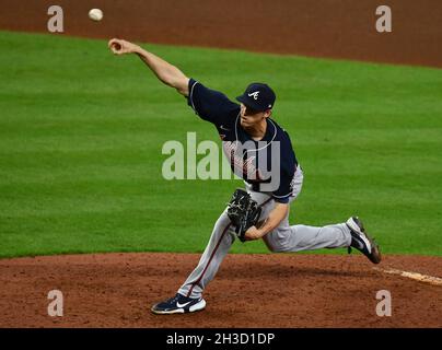 Houston, USA. Oktober 2021. Atlanta Braves Relief Pitcher Kyle Wright wirft im 8. Inning in Spiel zwei gegen die Houston Astros in der MLB World Series im Minute Maid Park in Houston, Texas am Mittwoch, 27. Oktober 2021. Foto von Maria Lysaker/UPI. Kredit: UPI/Alamy Live Nachrichten Stockfoto