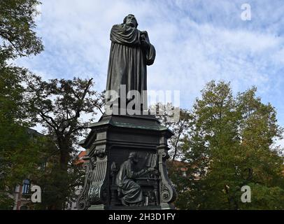 25. Oktober 2021, Thüringen, Eisenach: Das Lutherdenkmal am Karlsplatz von 1895. Thüringen gedenkt mit einem Festjahr der Bibelübersetzung des Kirchenreformers Martin Luther vor 500 Jahren. Im Fokus steht Eisenach, wo Luther mit seiner Bibelübersetzung auf der Wartburg 1521/22 den Grundstein für eine einheitliche deutsche Schriftsprache legte. Unter dem Motto „Translating the World“ sind zahlreiche Veranstaltungen geplant. Am 31. Oktober, dem Reformationstag, wird das Festivaljahr offiziell eröffnet. (To dpa 'Bibelübersetzung vor 500 Jahren - Thüringen steht fest ja Stockfoto