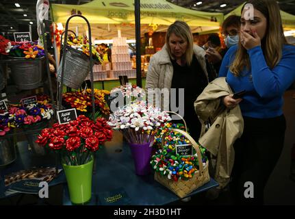 Paris, Frankreich. Oktober 2021. Die Menschen betrachten Schokolade während des Eröffnungsabends der 26. Pariser Schokoladenmesse auf der Versailles Expo in Paris, Frankreich, am 27. Oktober 2021. Der 26. Salon du Chocolat (Schokoladenmesse) wird vom 28. Oktober bis 1. November stattfinden. Kredit: Gao Jing/Xinhua/Alamy Live Nachrichten Stockfoto