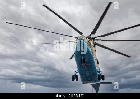 Moskau, Russland - 09. Mai 2021: Der Hubschrauber Mi-26 fliegt während der Parade zum Siegestag in Moskau über den Roten Platz Stockfoto