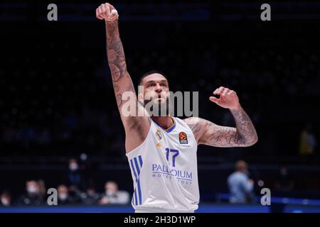 Sankt Petersburg, Russland. Oktober 2021. Vincent Poirier (Nr. 17) von Real Madrid wurde während des Euroleague-Basketballspiels von Turkish Airlines zwischen Zenit Saint Petersburg und Real Madrid in der Sibur Arena in Sankt Petersburg in Aktion gesehen. (Endergebnis; Zenit 68:75 Real Madrid) Credit: SOPA Images Limited/Alamy Live News Stockfoto