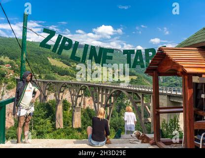 Durmitor, Montenegro-8. September 2019: Neben der Tara-Brücke zahlen die Menschen für Nervenkitzel, um über den Canyon mit Stahlseil hoch über den Fluss zu fliegen Stockfoto