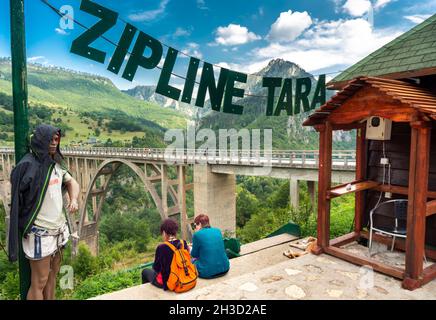 Durmitor, Montenegro-8. September 2019: Neben der Tara-Brücke zahlen die Menschen für Nervenkitzel, um über den Canyon mit Stahlseil hoch über den Fluss zu fliegen Stockfoto