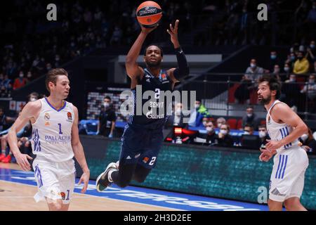 Sankt Petersburg, Russland. Oktober 2021. Jordan Loyd (Nr. 2) von Zenit wurde während des Euroleague-Basketballspiels von Turkish Airlines zwischen Zenit Sankt Petersburg und Real Madrid in der Sibur Arena in Sankt Petersburg in Aktion gesehen. (Endnote; Zenit 68:75 Real Madrid) (Foto: Maksim Konstantinov/SOPA Image/Sipa USA) Quelle: SIPA USA/Alamy Live News Stockfoto