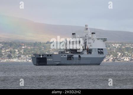 HNLMS Karel Doorman (A833), ein gemeinsames Unterstützungsschiff der Karel-Doorman-Klasse im Besitz der Royal Netherlands Navy, das gemeinsam mit der deutschen Marine vor Greenock am Firth of Clyde betrieben wird. Das Schiff befand sich auf der Clyde, als sie nach der Teilnahme an der militärischen Übung Dynamic Mariner 2021 und Joint Warrior 21-2 einen kurzen Besuch abstattete. Stockfoto