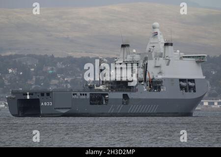 HNLMS Karel Doorman (A833), ein gemeinsames Unterstützungsschiff der Karel-Doorman-Klasse im Besitz der Royal Netherlands Navy, das gemeinsam mit der deutschen Marine vor Greenock am Firth of Clyde betrieben wird. Das Schiff befand sich auf der Clyde, als sie nach der Teilnahme an der militärischen Übung Dynamic Mariner 2021 und Joint Warrior 21-2 einen kurzen Besuch abstattete. Stockfoto