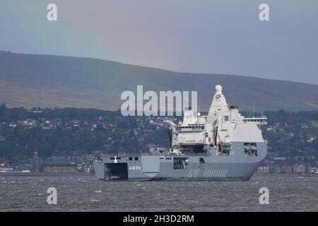 HNLMS Karel Doorman (A833), ein gemeinsames Unterstützungsschiff der Karel-Doorman-Klasse im Besitz der Royal Netherlands Navy, das gemeinsam mit der deutschen Marine vor Greenock am Firth of Clyde betrieben wird. Das Schiff befand sich auf der Clyde, als sie nach der Teilnahme an der militärischen Übung Dynamic Mariner 2021 und Joint Warrior 21-2 einen kurzen Besuch abstattete. Stockfoto