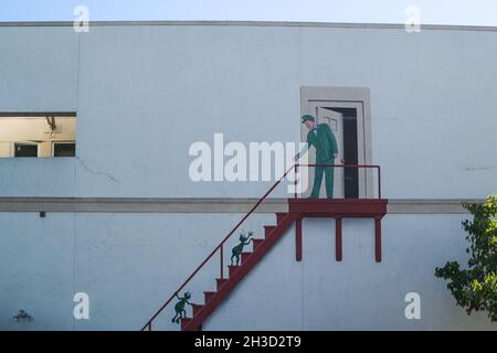 Aliens begrüßten das Trompe-l'oeil-Wandbild von Greg Brown, an der Seite des Barker Hotels in der Emerson St 439, Palo Alto, Kalifornien. Stockfoto